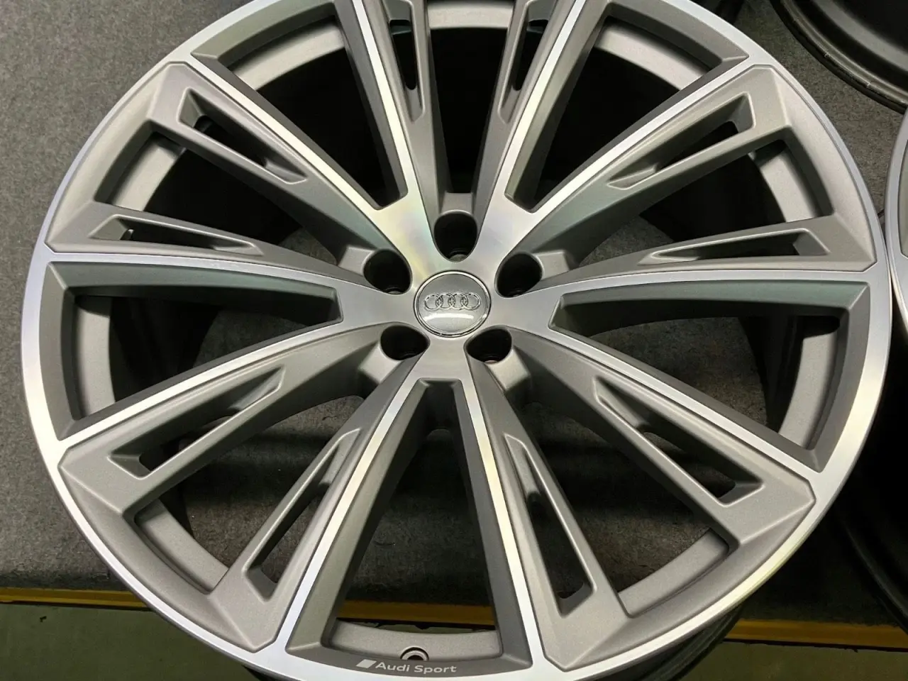 Billede 4 - ALUFÆLGE AUDI Q8 RSQ8 23"