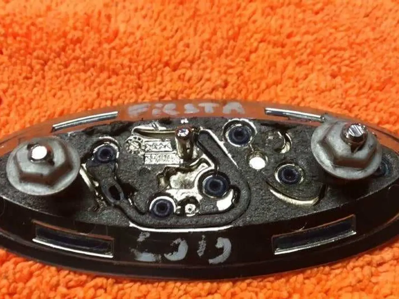 Billede 3 - Ford emblem 2 str. Pæne men skal limes på!