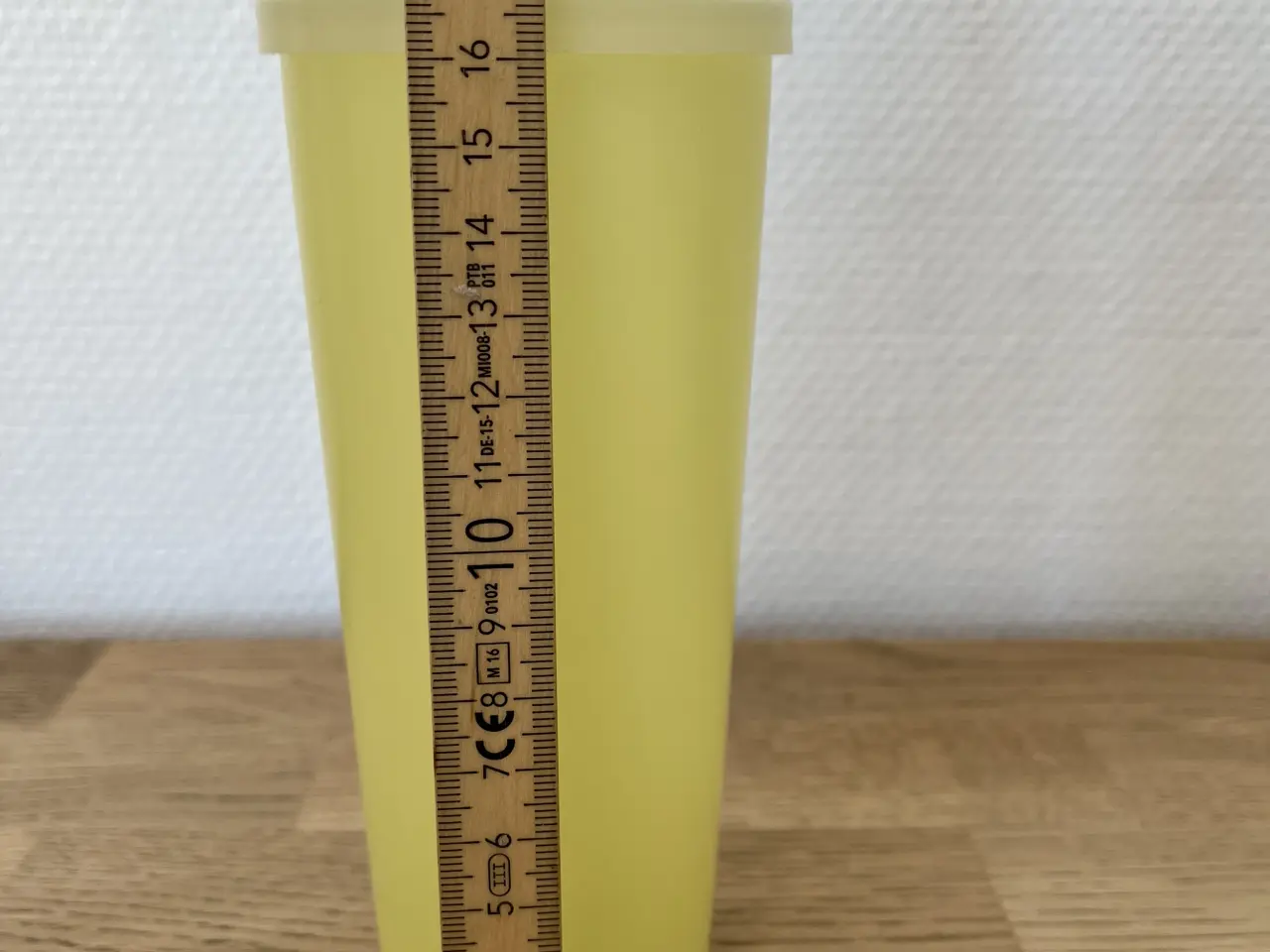 Billede 7 - Gul TUPPERWARE bøtte med låg og strø-indsats