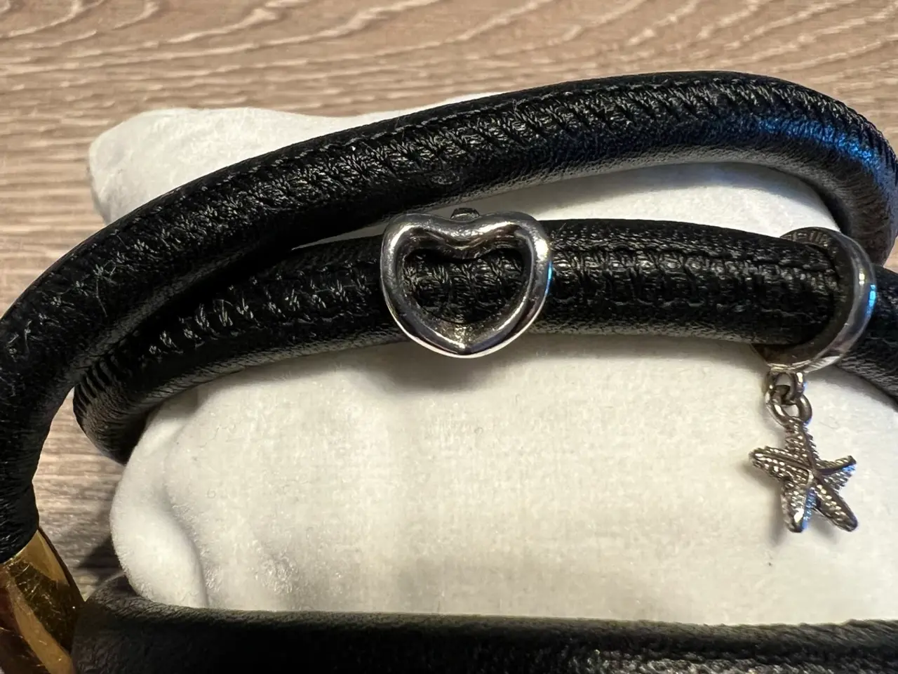 Billede 6 - Læderarmbånd og charms