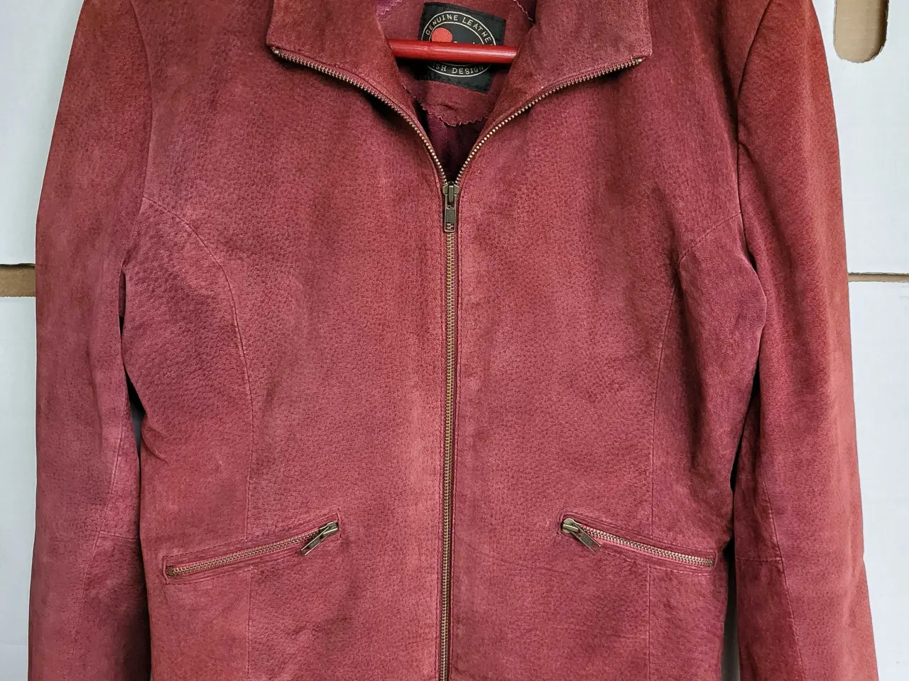Billede 1 - Vintage ruskinds jakke i vinrød/rosa farve, str. L