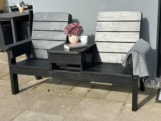 Bænk med integreret bord