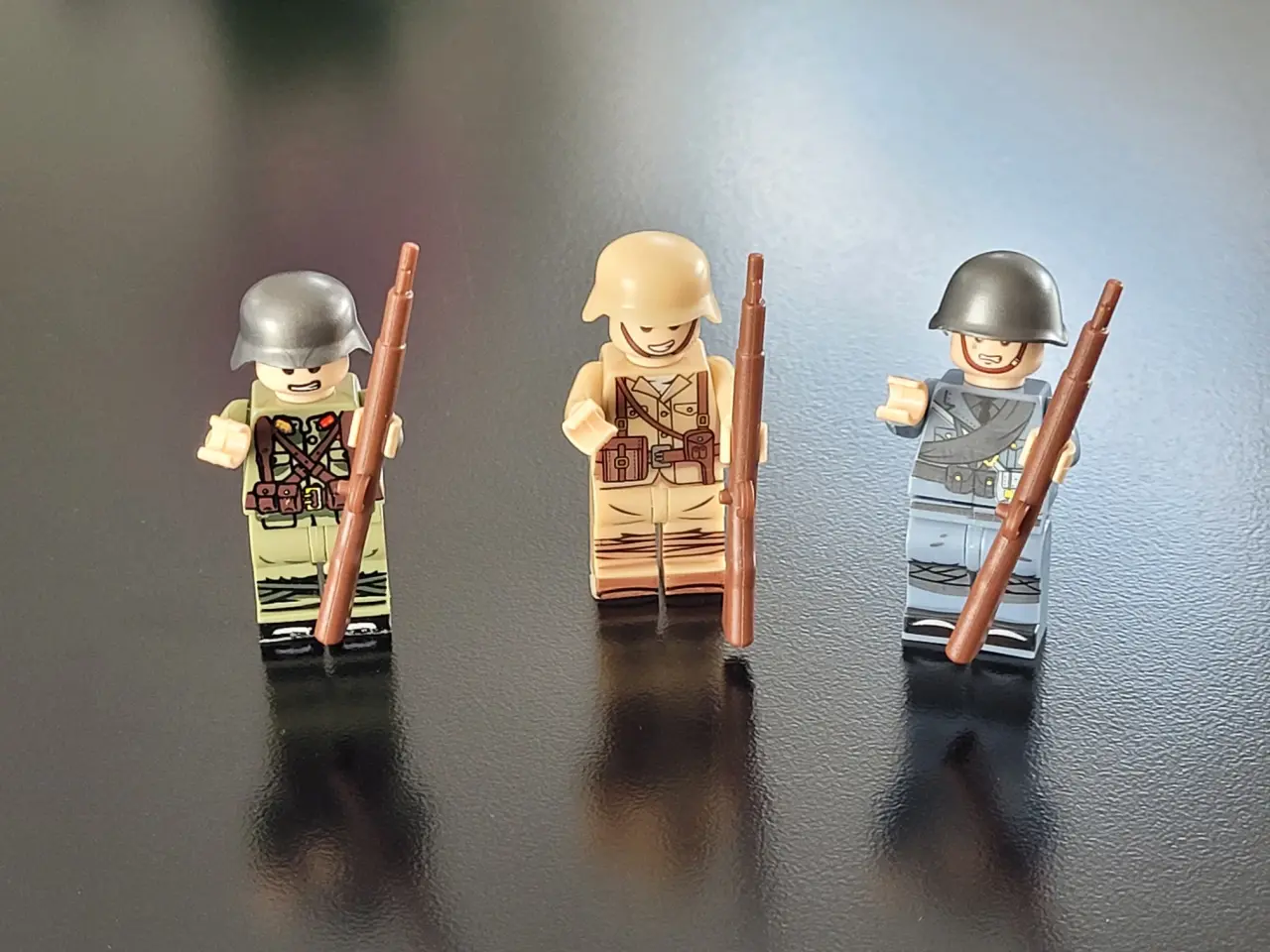 Billede 1 - 12 miniature soldater - 3 forskellige 4 af hver