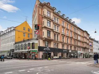 Bred facade med stort skilt og masser af kundetrafik