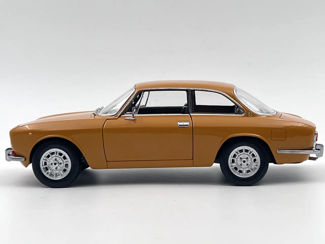 Billede 2 - 1970 Alfa Romeo 1750 GTV 1:18 Super flot