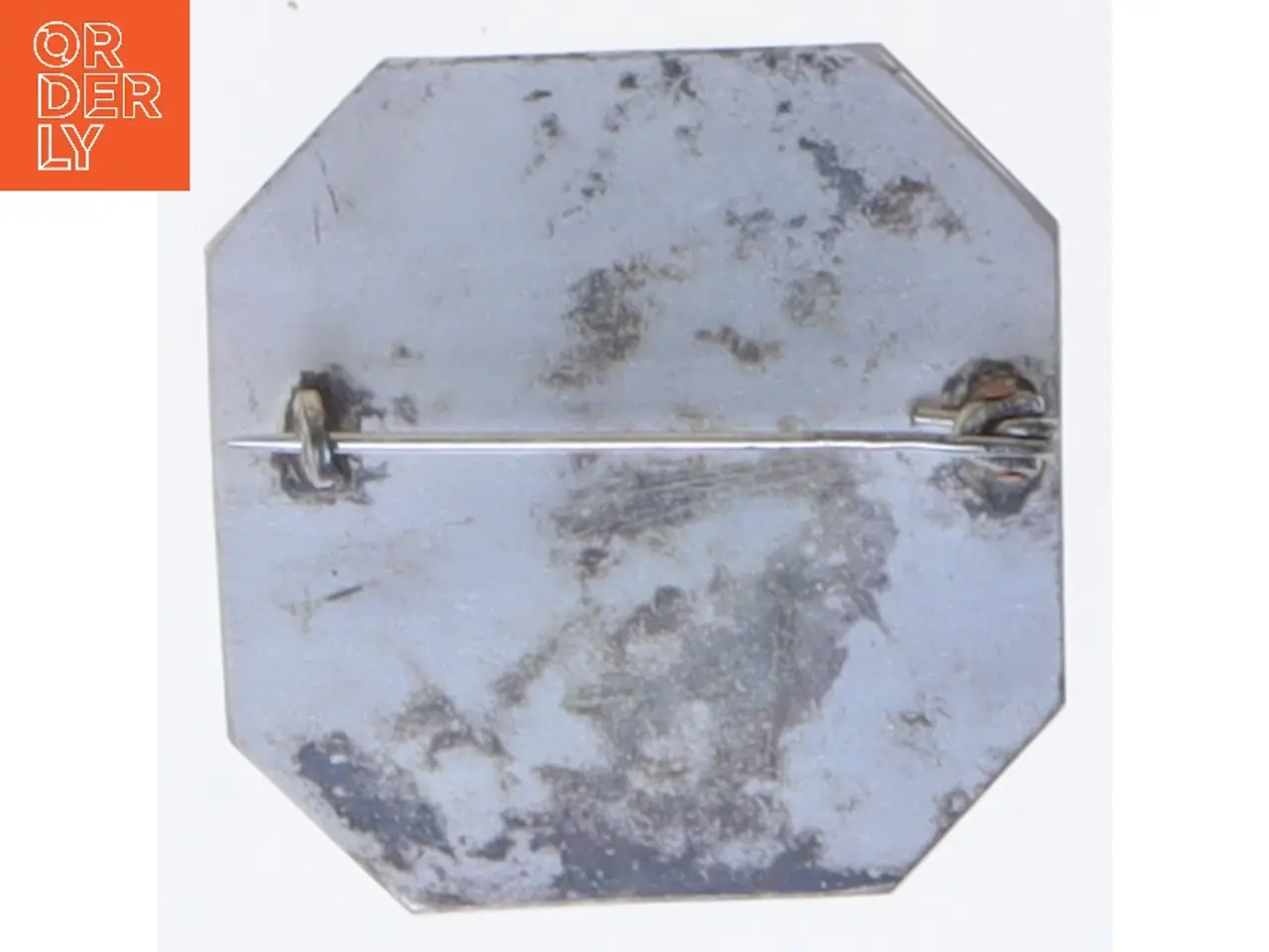 Billede 3 - Sølvfarvet broche med Stryn River motiv (str. Ø 3,5 cm)