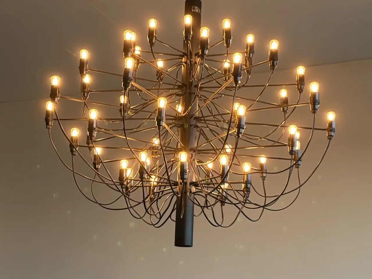 Billede 1 - Original FLOS lysekrone med 50 lamper