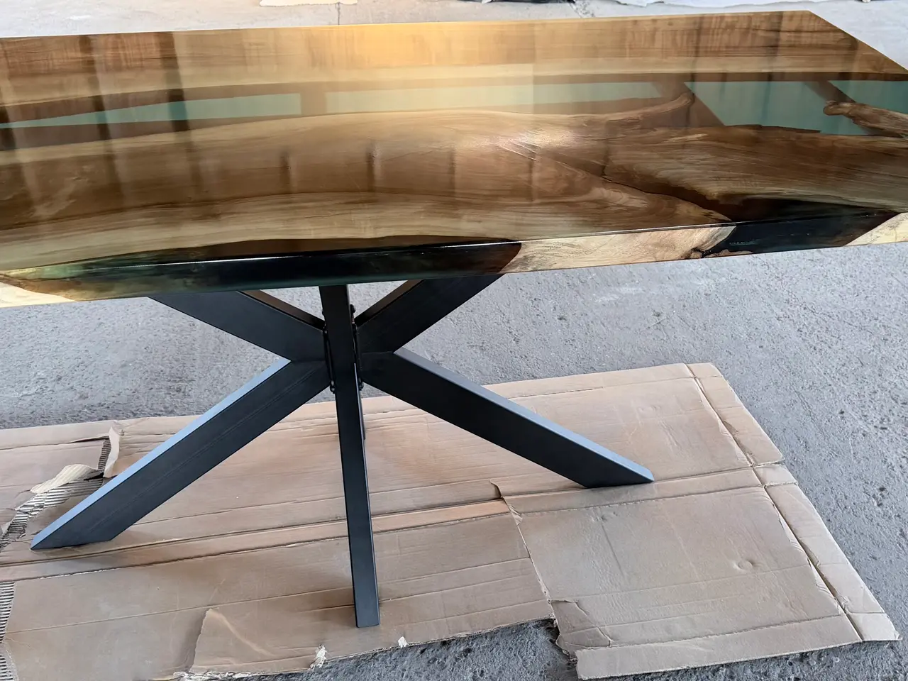 Billede 3 - Epoxy spisebord i valnød med river