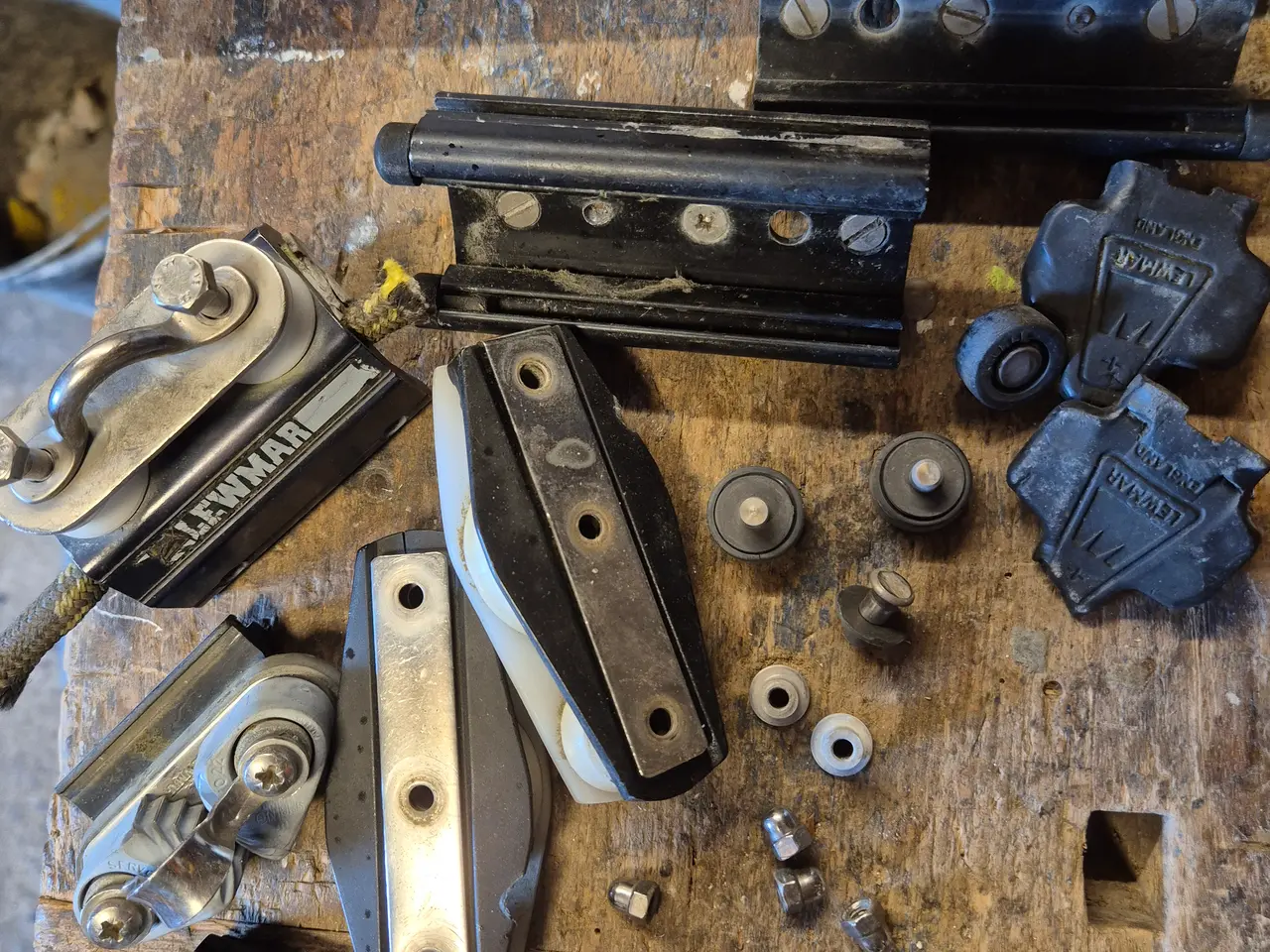 Billede 1 - Skødeskinne 120 cm med fittings - gratis.