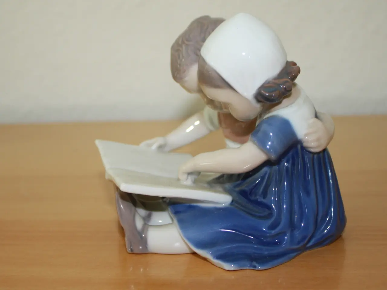Billede 2 - Læsende børn, figur fra Bing og Grøndahl
