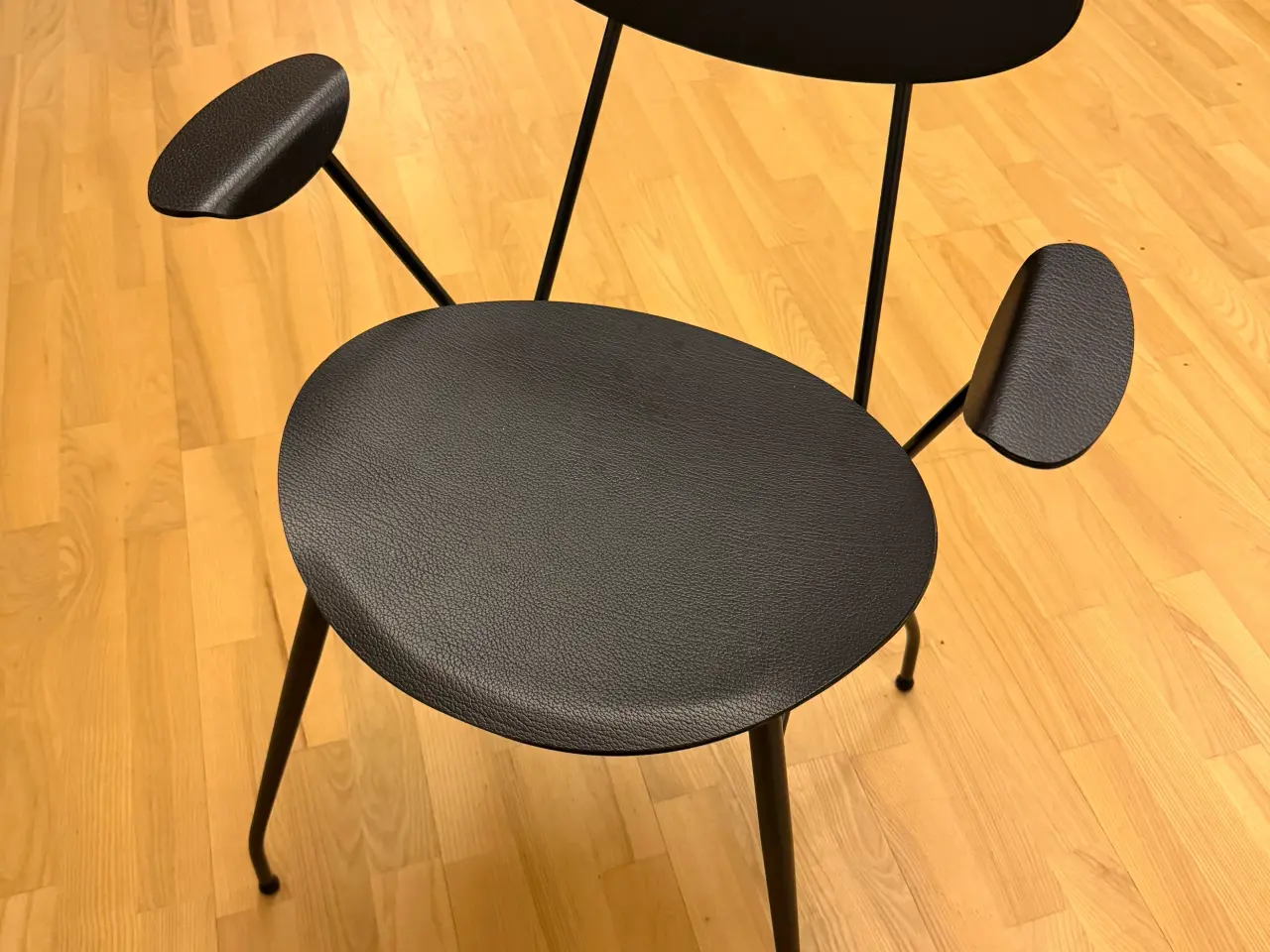 Billede 2 - Spisebord med 3 stole (dansk design og produktion)