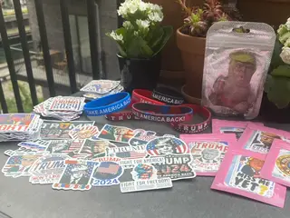 * Lot - med diverse Donald Trup-merchandise