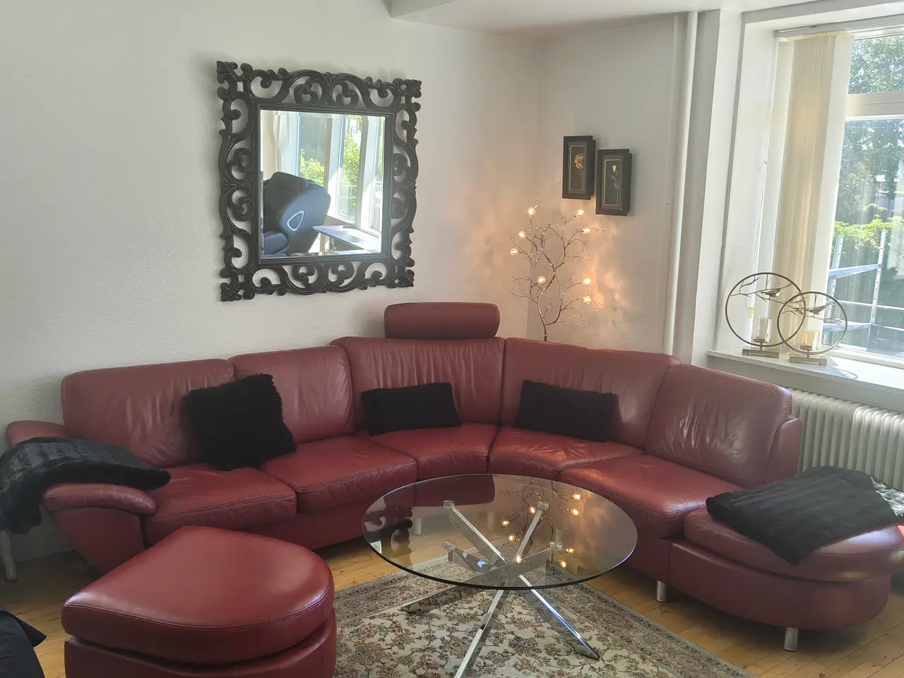 Billede 2 - 🛋️ Rød buet lædersofa m. puf, separat benstøtte o