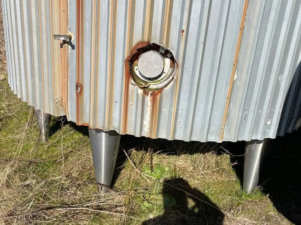 Billede 4 - Rustfri tank Isoleret opretstående på rustfri fødder.