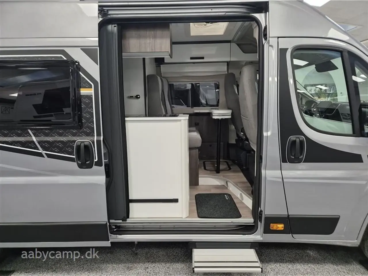 Billede 6 - 2026 - Benimar Benivan 160 PLUS NK Pakke. Automatgear. 140Hk. 200W solcelle. Kompressor køleskab. Webasto Dieselvarme. Elektrisk indgangstrin. Metallak