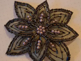 Blomster broche