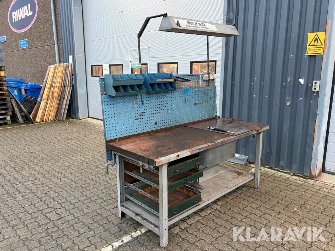 Billede 3 - Arbejdsbord med skuffer og lampe