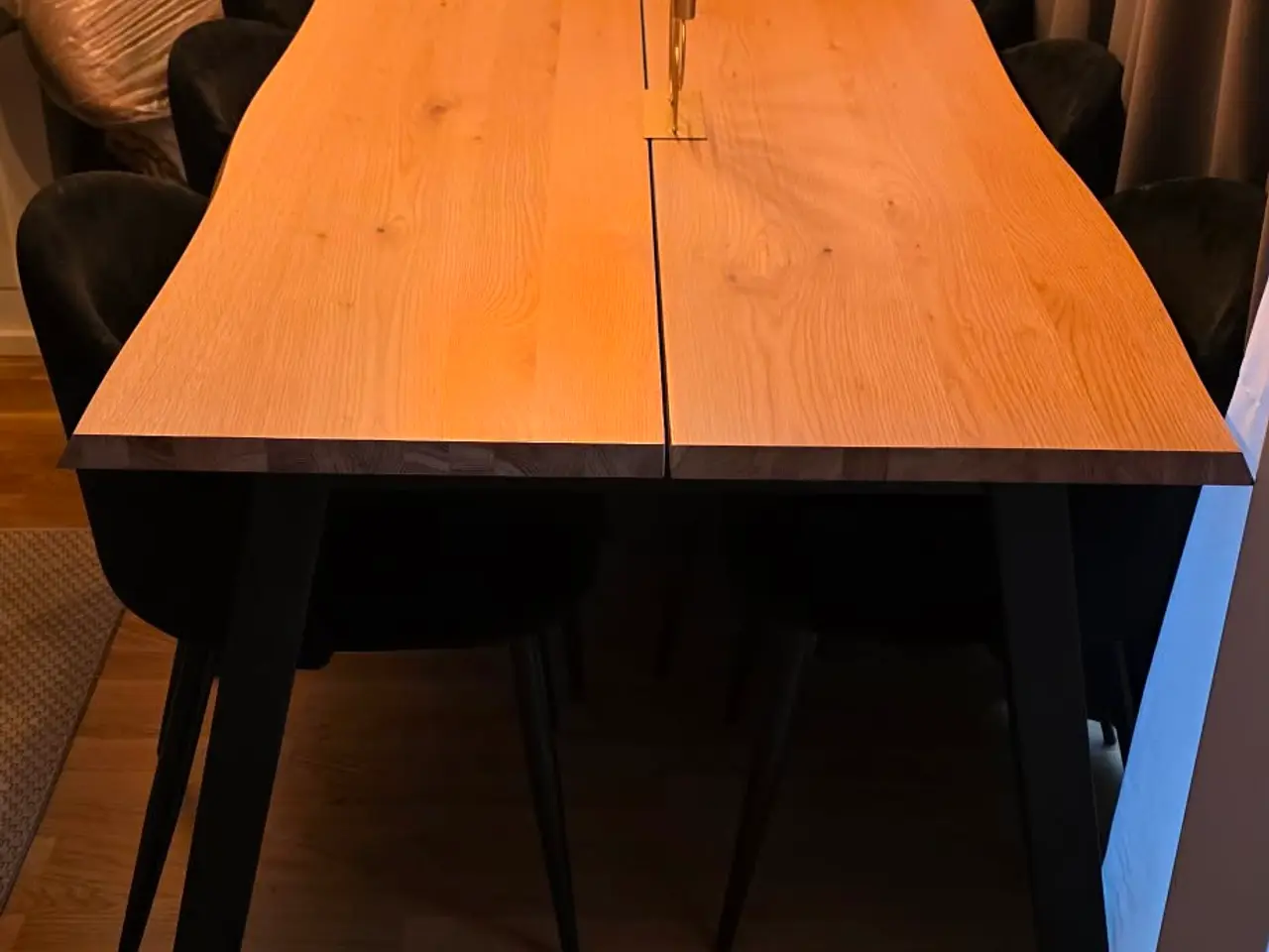 Billede 3 - Flot spisebord med 6 velourstole – komplet sæt