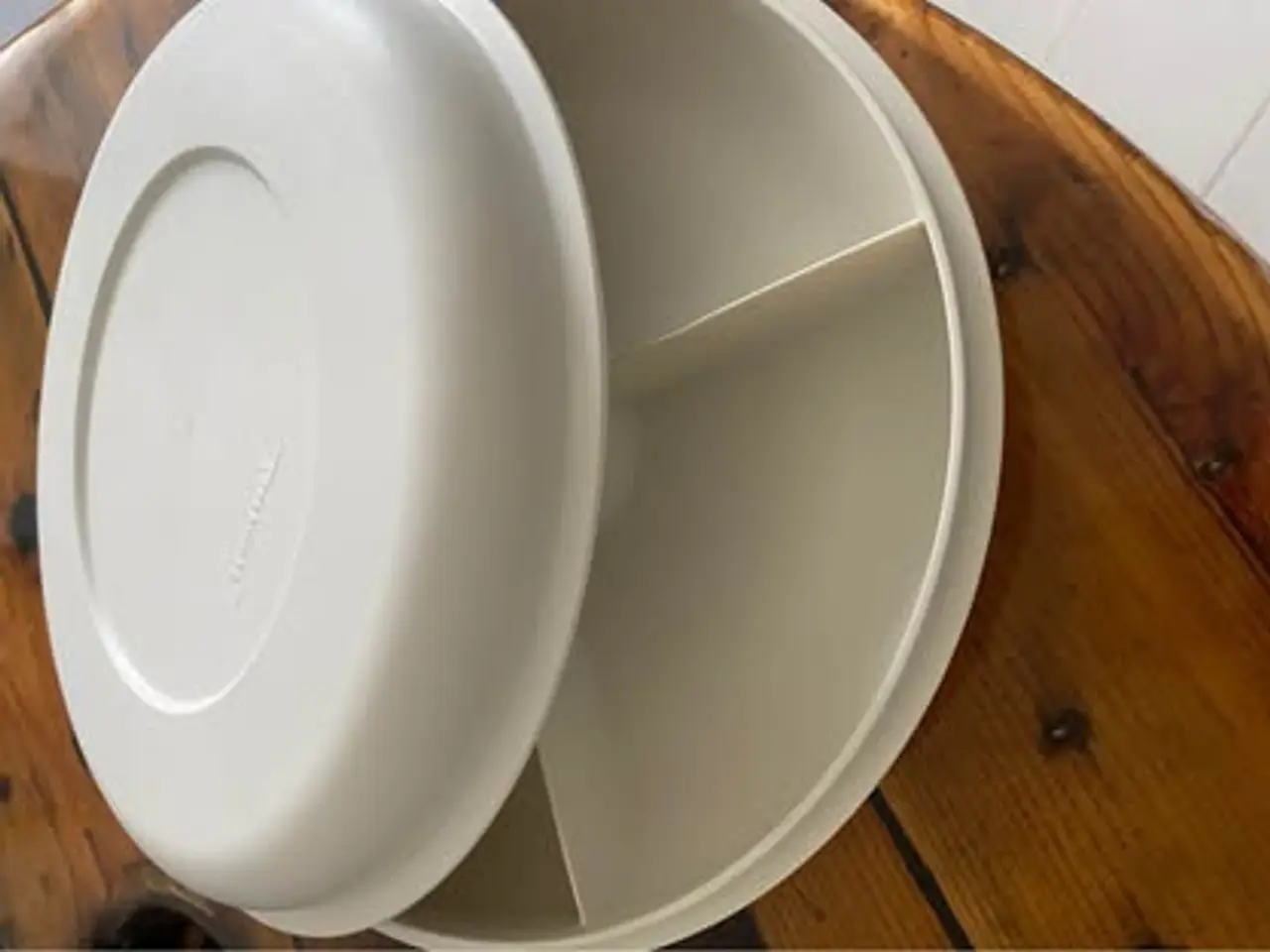 Billede 2 - Tupperware opbevaring med rumdeler og låg