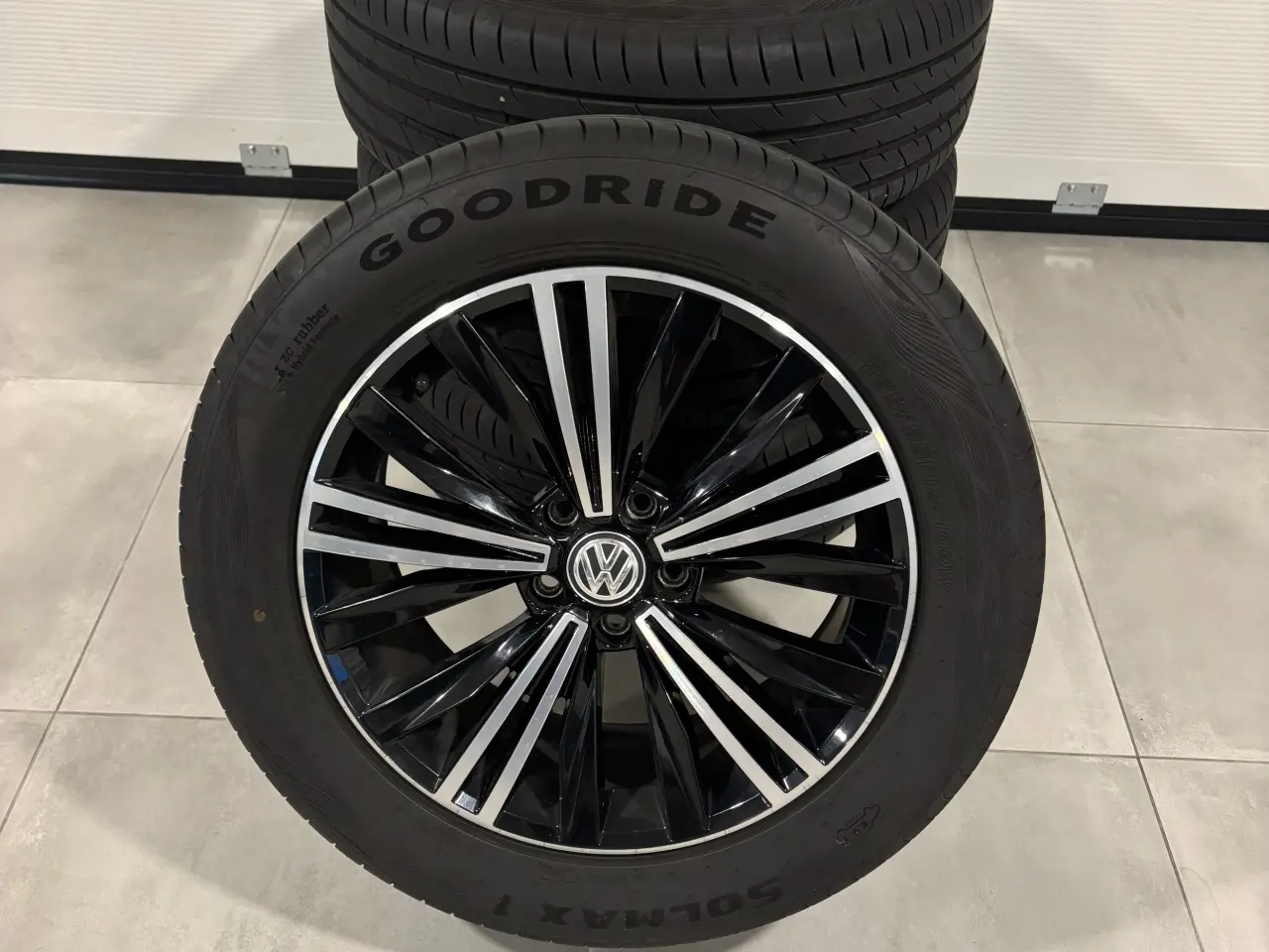 Billede 1 - VW sommerdæk med original fælge