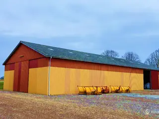 Lagre - velegnet til garage og opbevaring af køretøjer. maskiner mv.