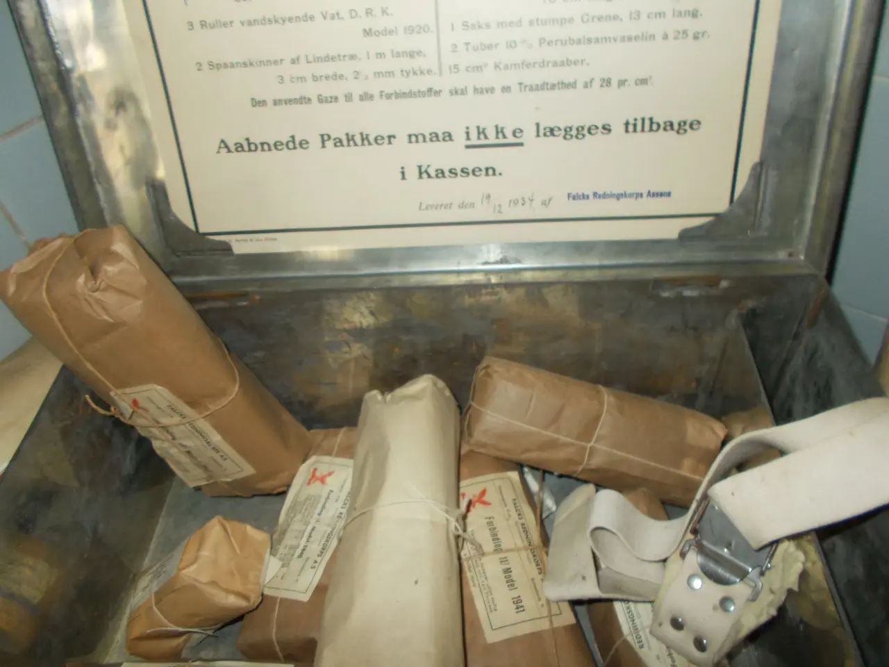 Billede 6 - Stor førstehjælpskasse fra 1934