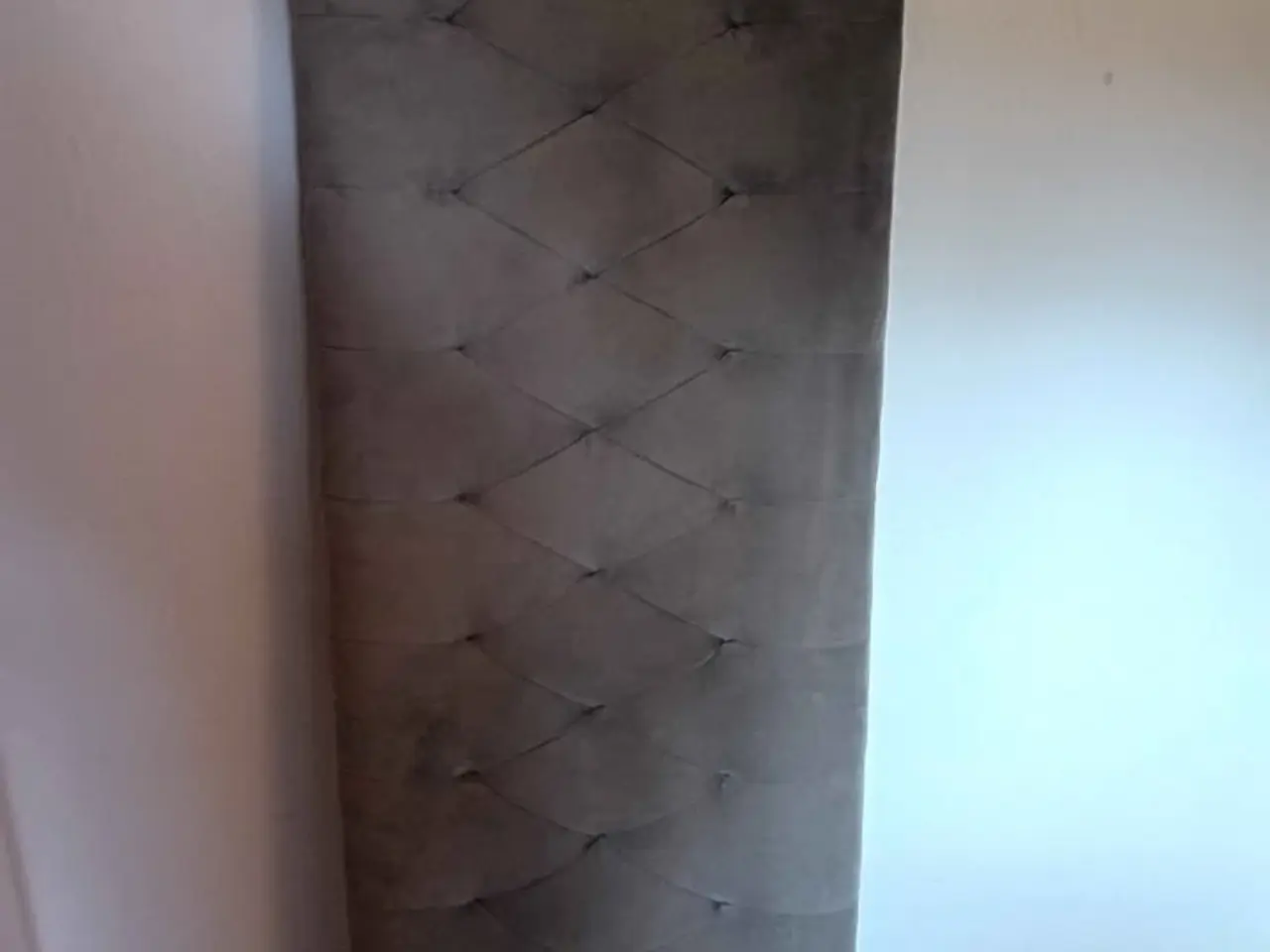 Billede 1 - Sengegavl ELLOS HOME grå velour