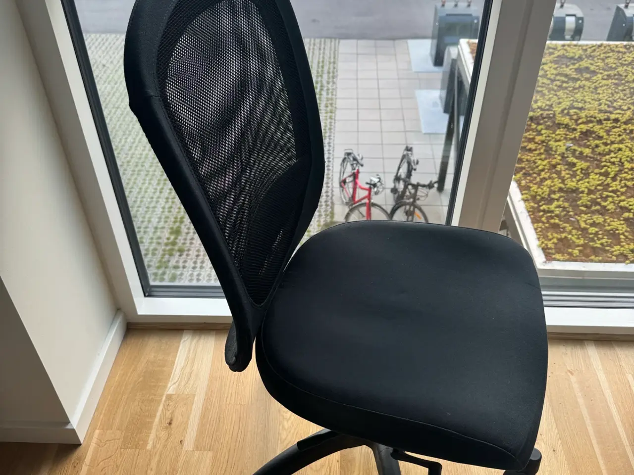 Billede 1 - Gratis sort skrivebordsstol