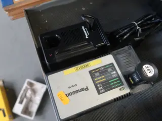 2 stk. ladere samt 1 batteri PANASONIC