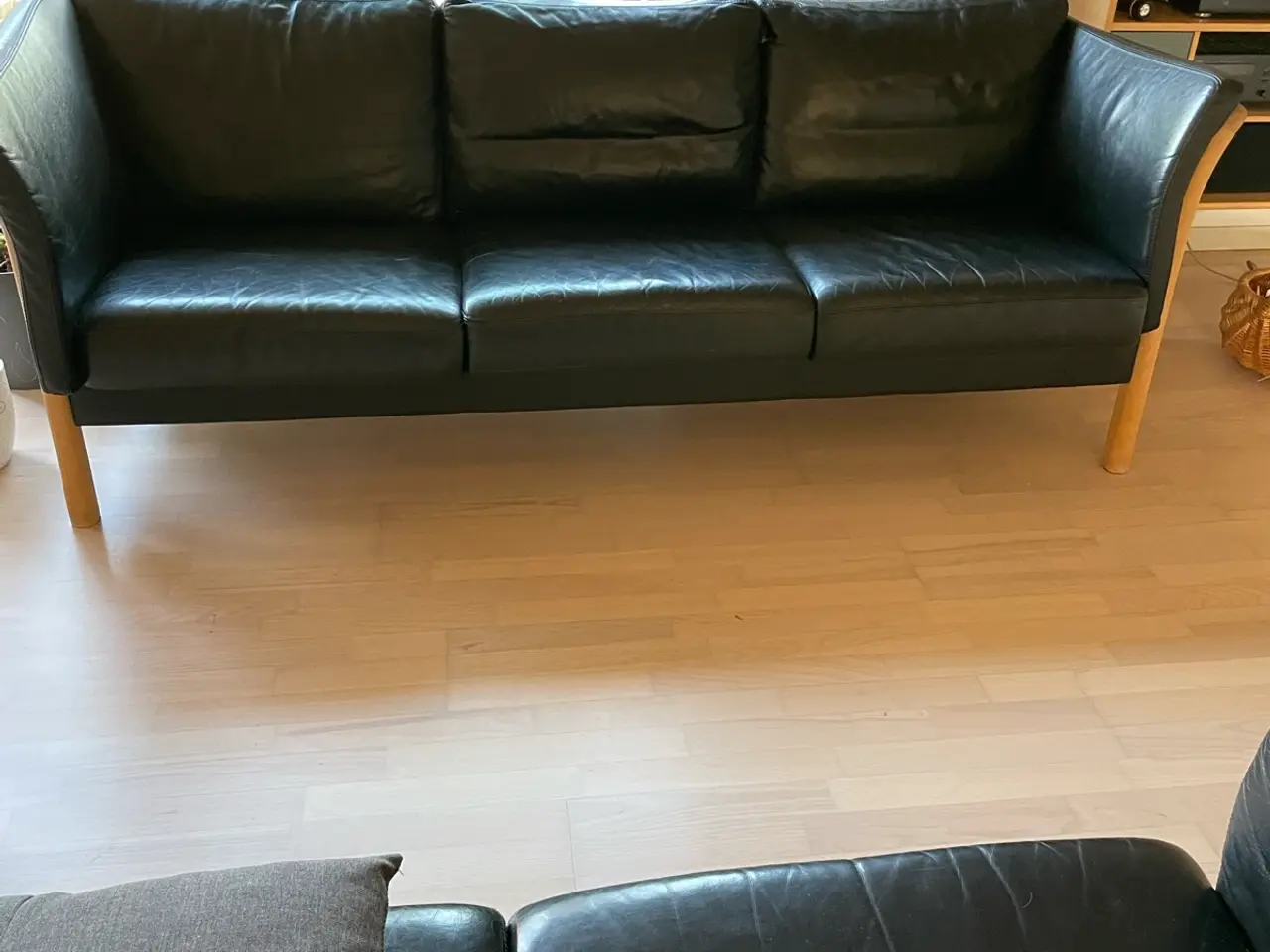 Billede 2 - Skalma sofasæt (3 + 2 personers) i sort læder med 