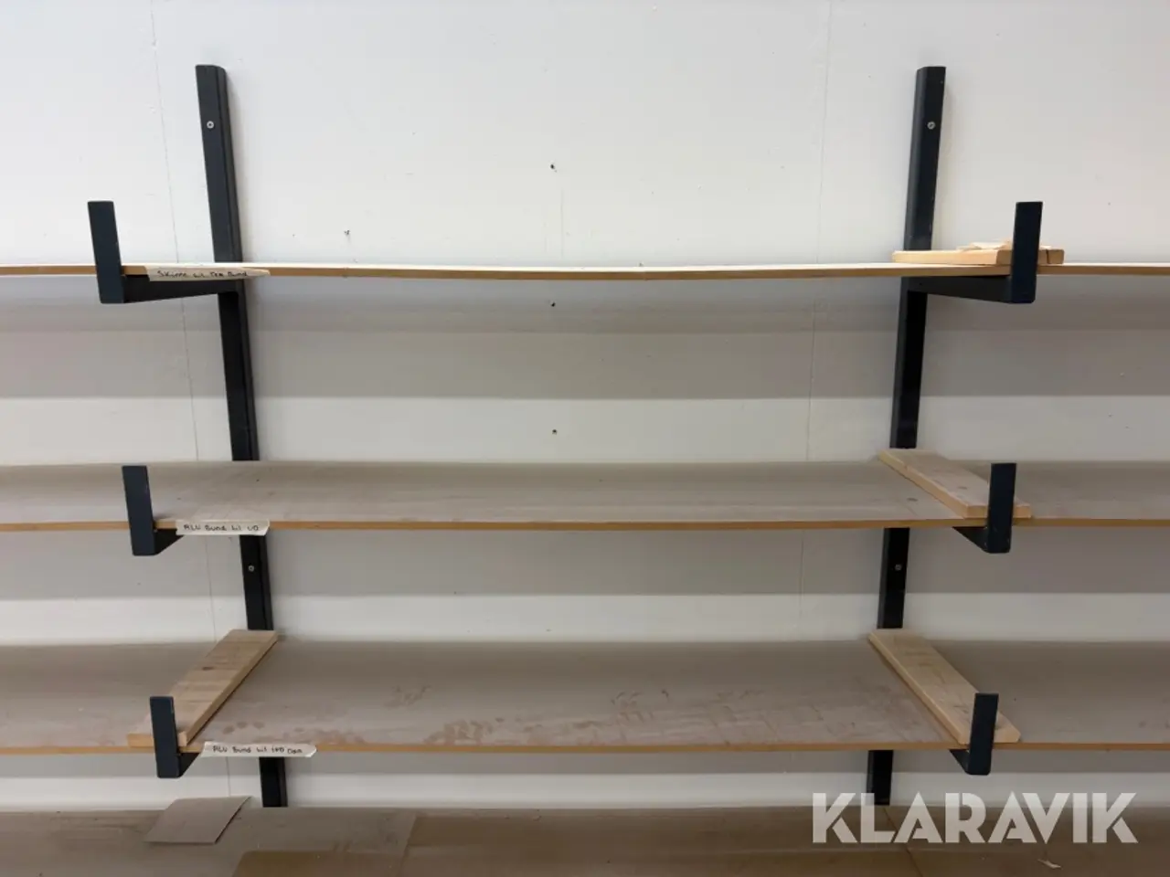 Billede 4 - Hylder med metalstativ