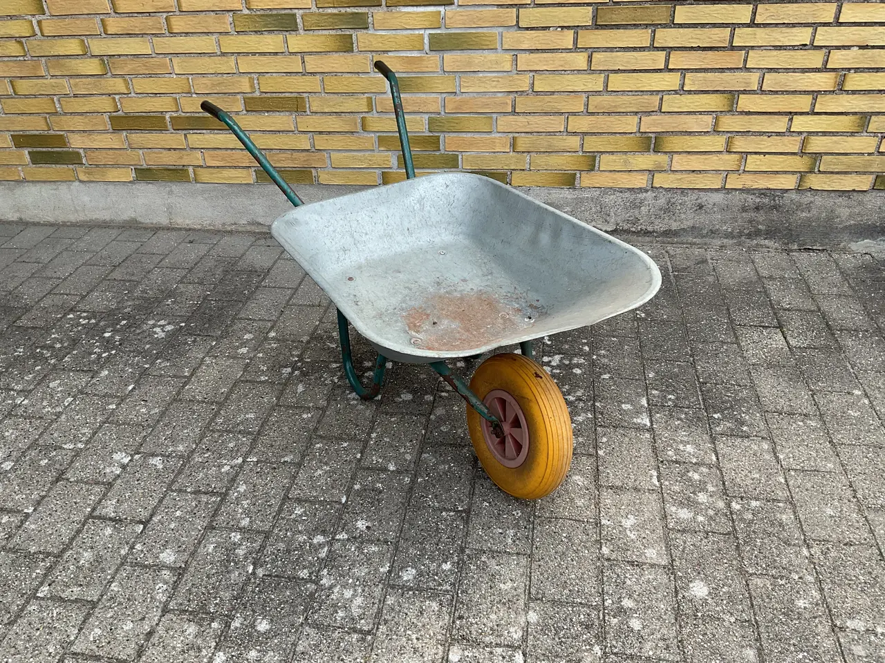 Billede 1 - Gammel skæv trillebør 