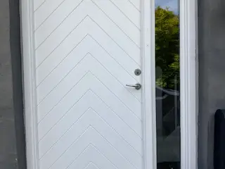 12 x vinduer og 1 hoveddør ca 208 h