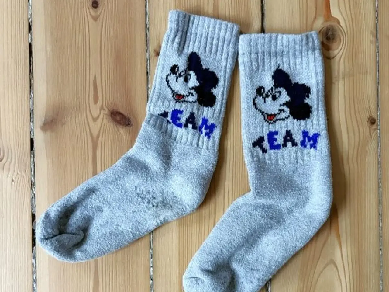 Billede 1 - Lækre bløde og tykke sokker med Mickey Mouse