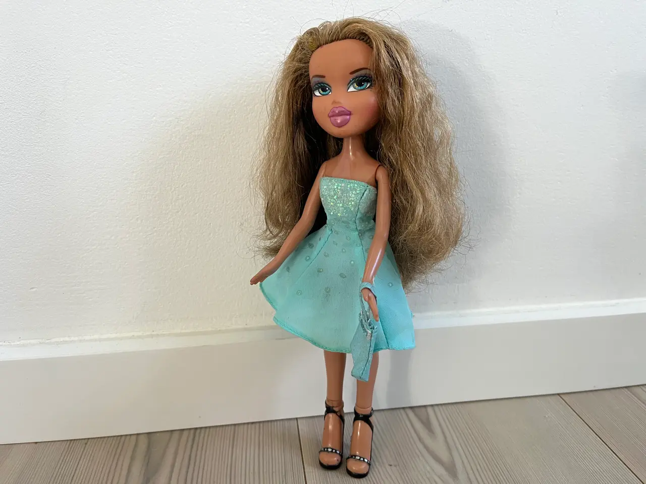 Billede 5 - Bratz Hollywood Style Yasmin med original kjole og