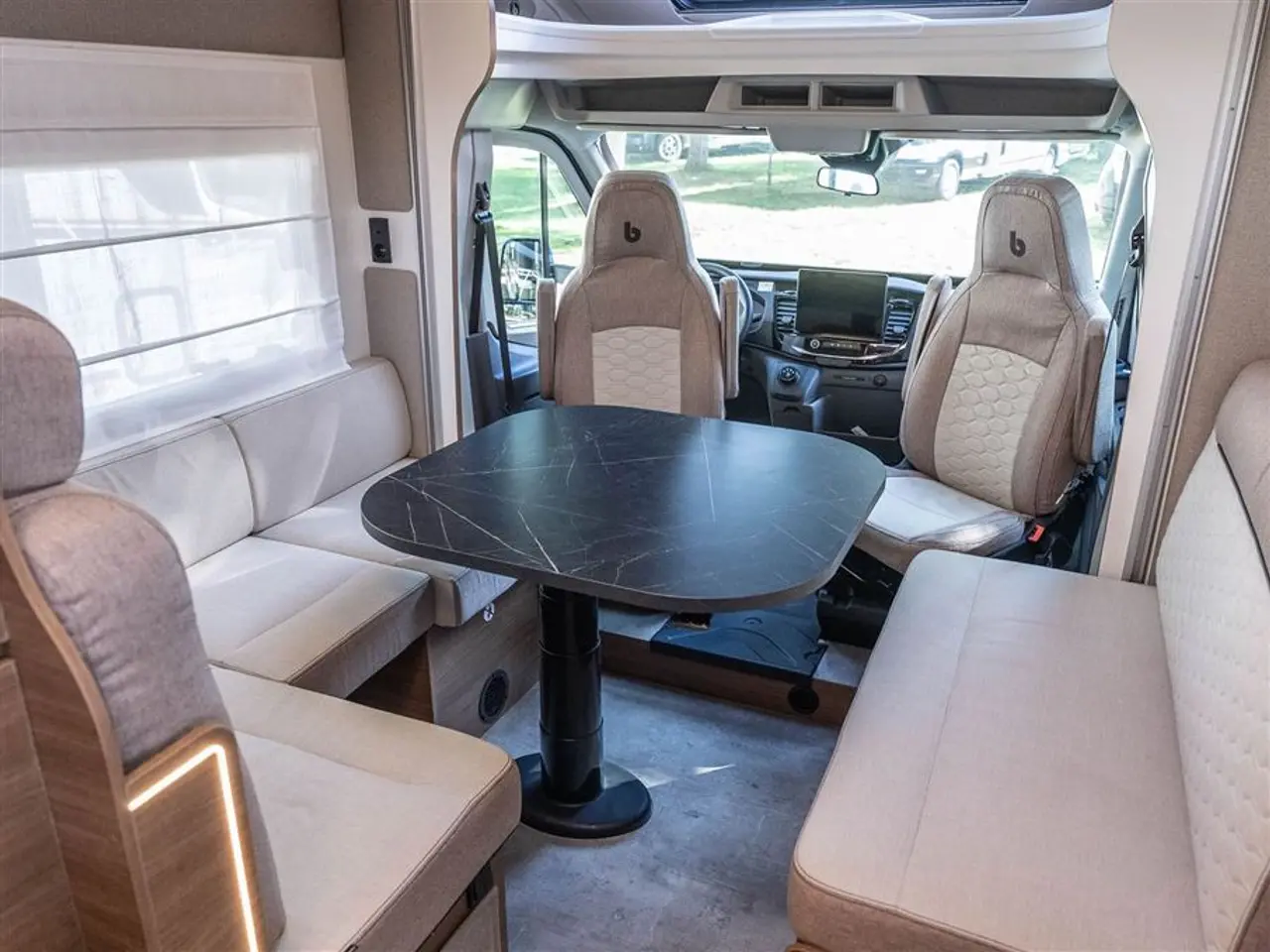 Billede 9 - 2027 - Benimar Tessoro 481 Northautokapp Under 6 meter med enorm plads indvendig