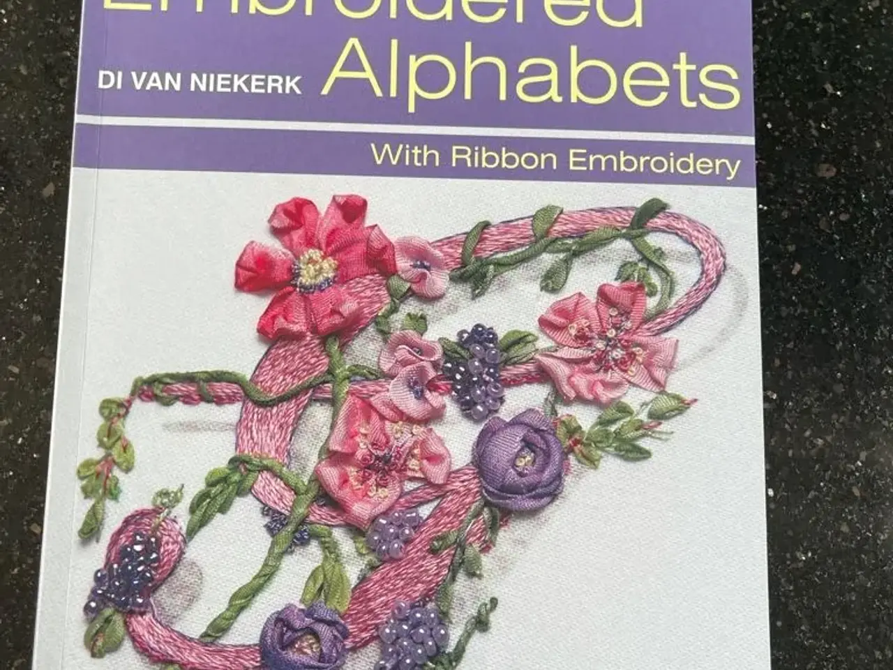 Billede 1 - Bog broderi - Embroidered Alphabets
