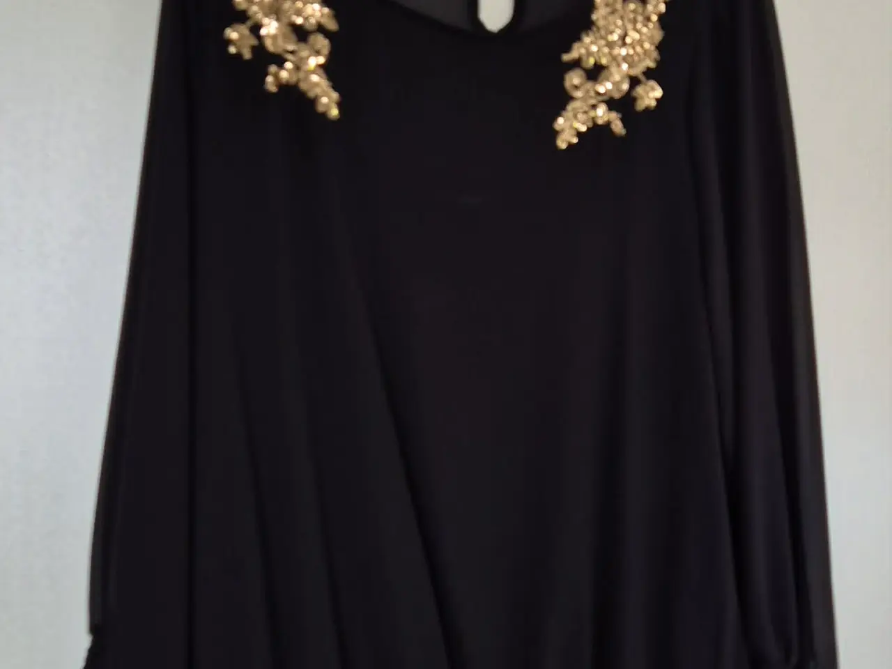 Billede 1 - ZIZZI Sort Smock Bluse m/guld pallietter, str. L