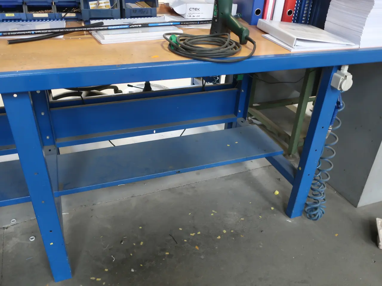 Billede 5 - Arbejdsbord med indhold