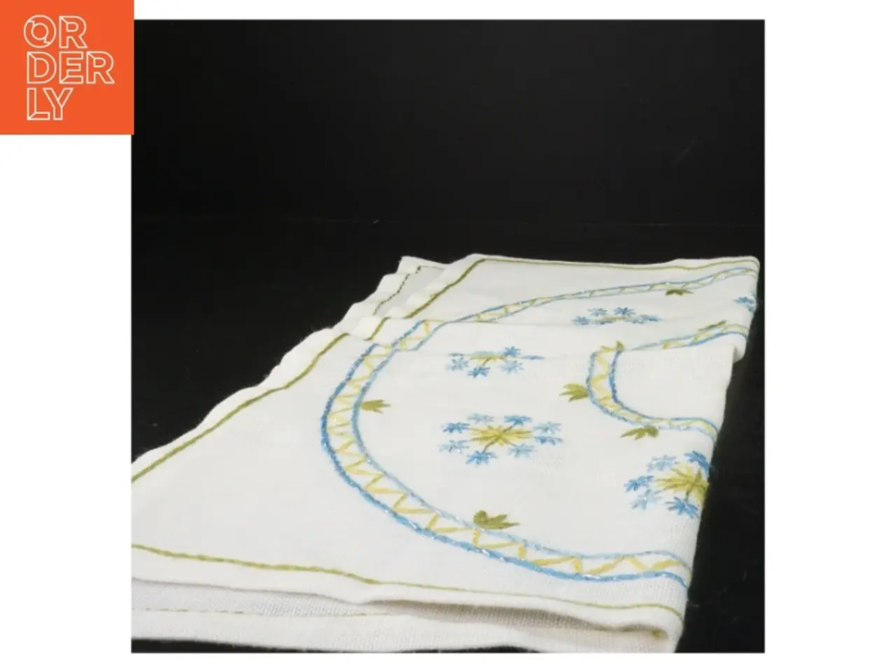 Billede 1 - Broderet dug (str. 49 x 49 cm)