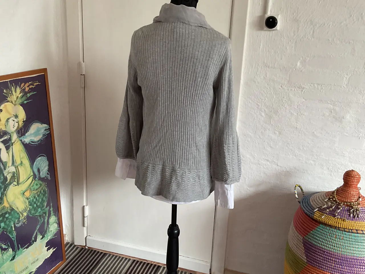 Billede 3 - FREEQUENT Lækker grå Cardigan med silke kant.