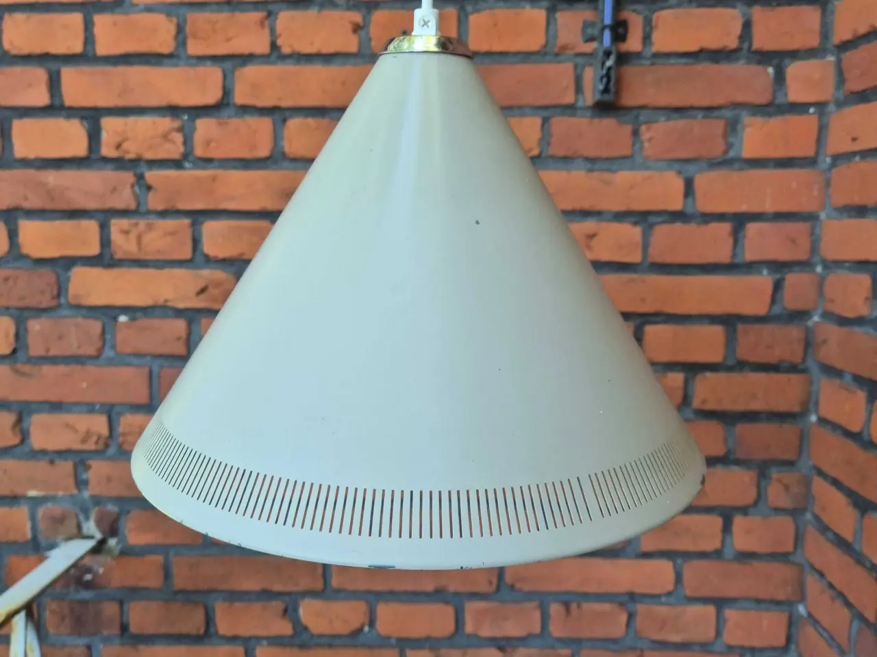 Billede 1 - Grå kegleformet retrolampe med fine perforeringer