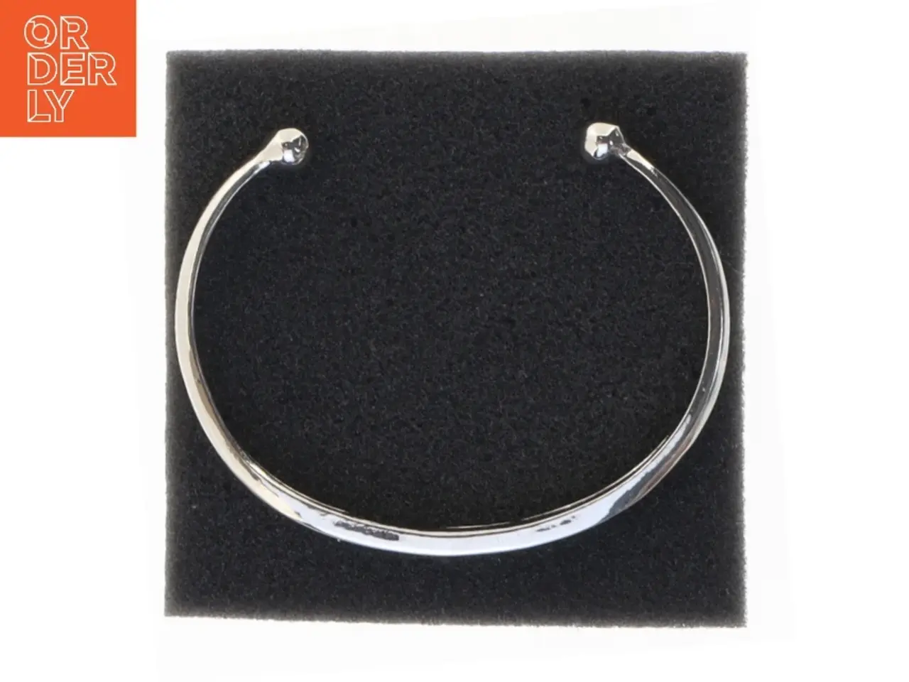 Billede 1 - Sølvfarvet armbånd med indgravering (str. 6,5 cm)