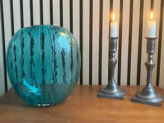 Smuk turkise glasvase  med hvide striber.