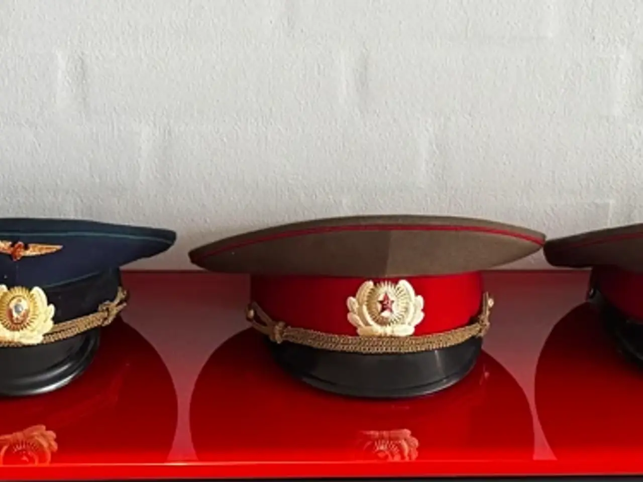 Billede 1 - Lot af spændende militær hovedbeklædning