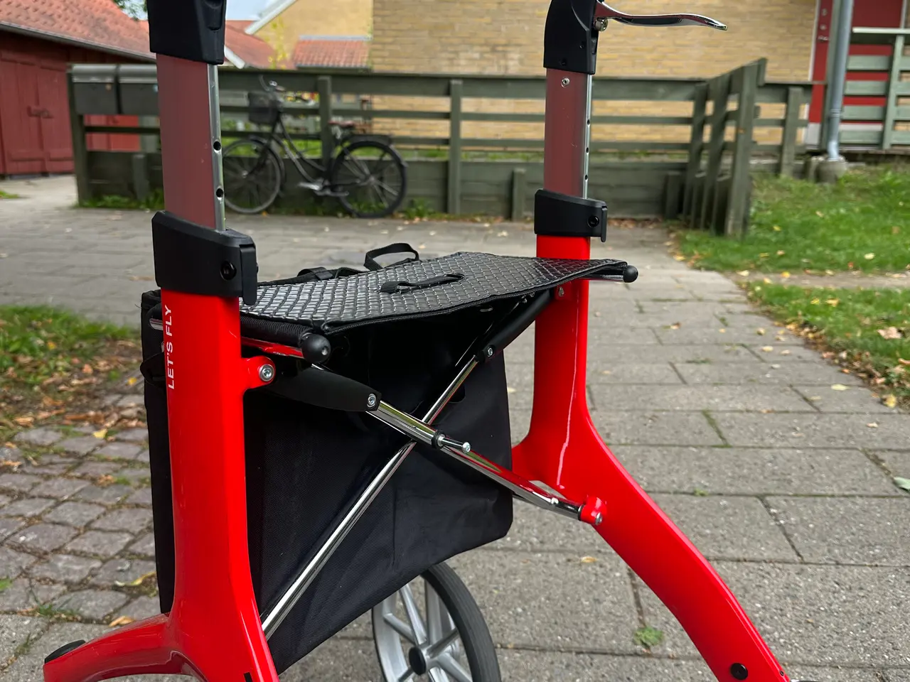 Billede 1 - Trust Alu Rollator rød med sæde og taske.