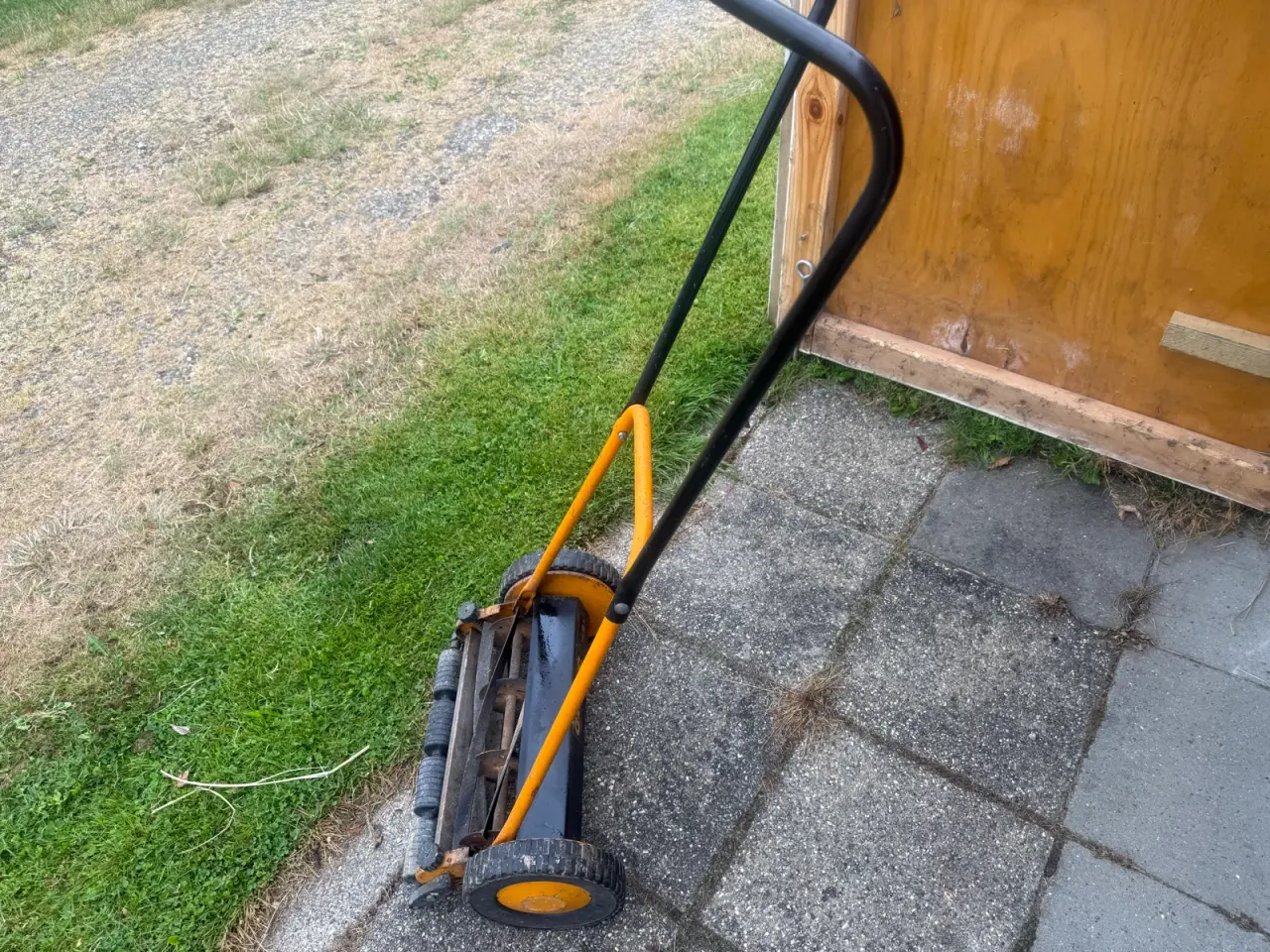 Billede 1 - Ginge plæneklipper næsten ikke brugt