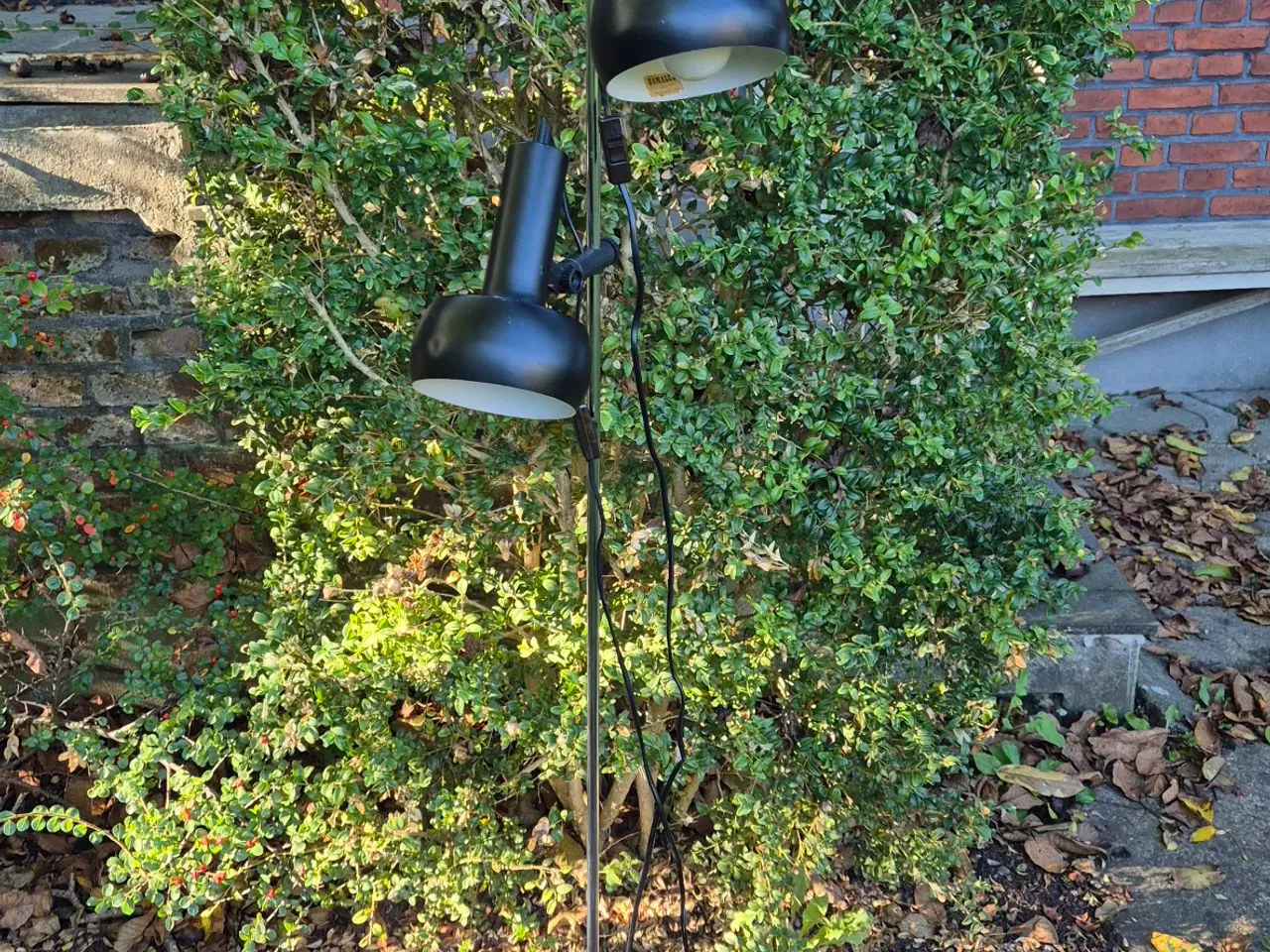 Billede 2 - Gulvlampe med to sorte spot