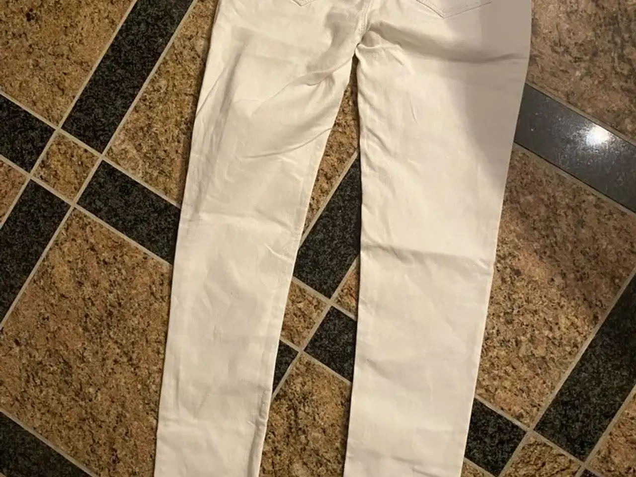 Billede 2 - Hvide Only jeans str small