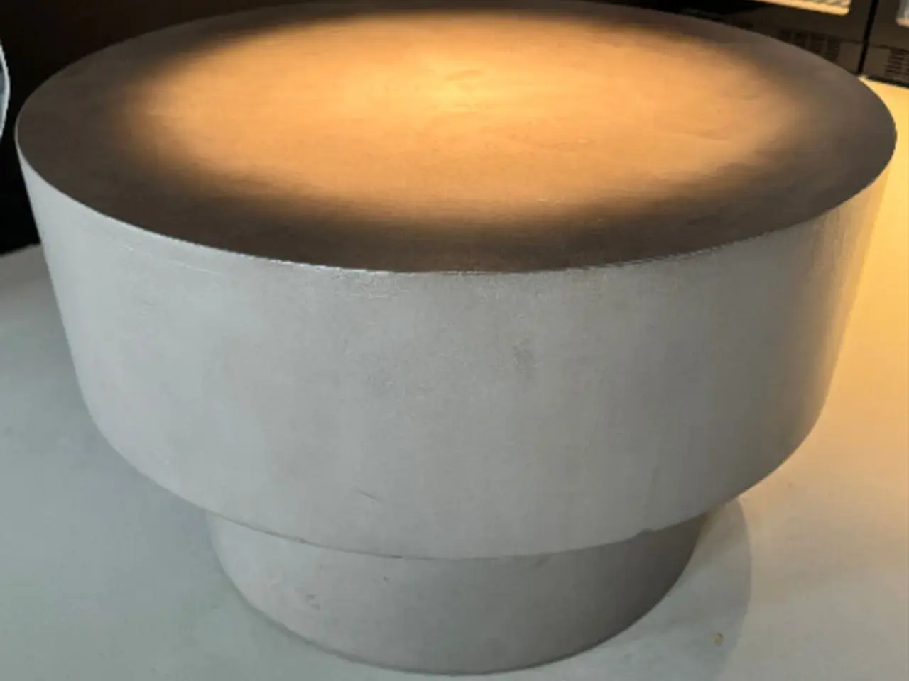 Billede 1 - Rundt betonfarvet bord